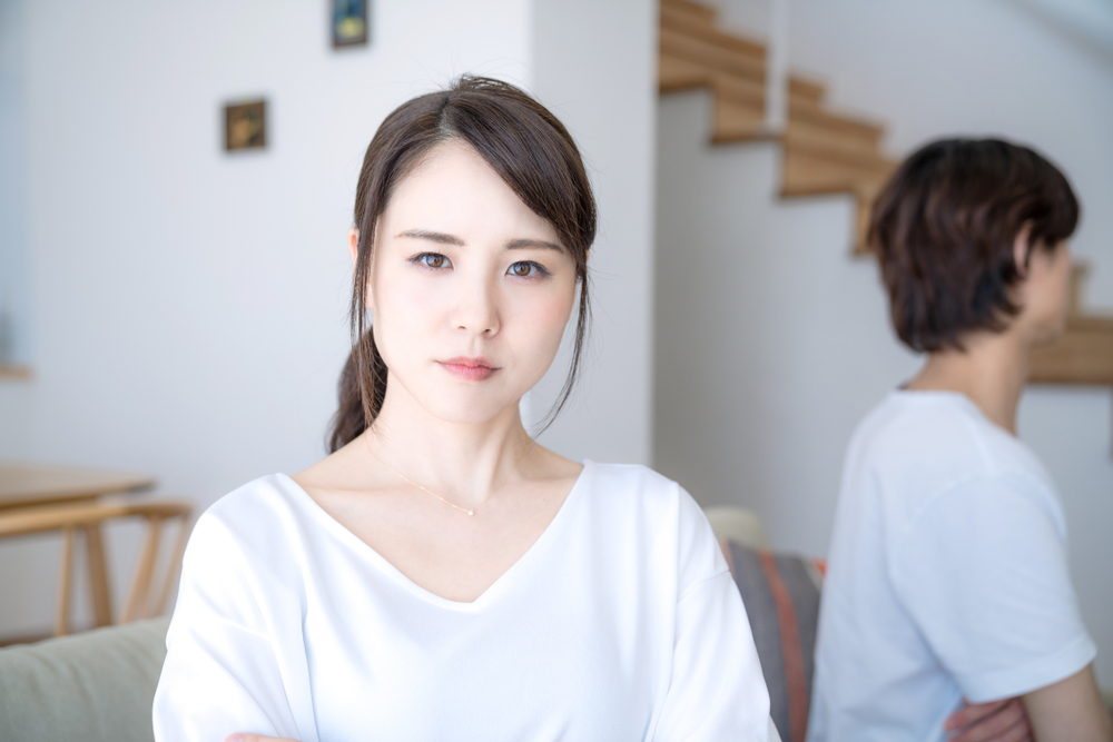 素っ気ない態度を取る人の本心とは 脈なしか不安な男性心理や対処法を紹介